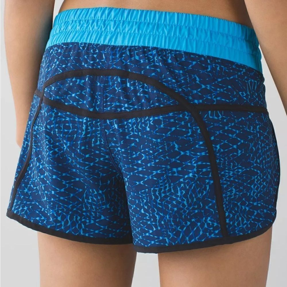 Lululemon tracker shorts III samba snake kayak blue hero